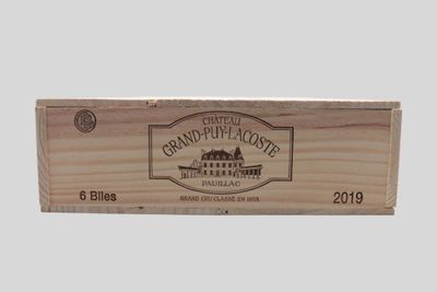 une boîte en bois sur laquelle est apposée une étiquette portant l'inscription « Grand Point Estate »