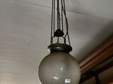 une lampe suspendue au plafond de la pièce