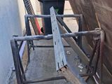 un gros morceau de bois posé sur une table