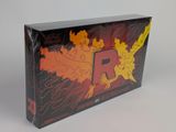 La boîte du jeu de cartes est ouverte et prête à l'emploi.