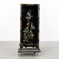 Un meuble, une table basse et une table d'appoint chinois la… (photo 5)