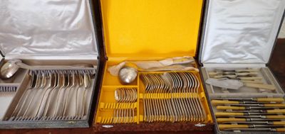 beaucoup d'argenterie dans un coffret sur une table