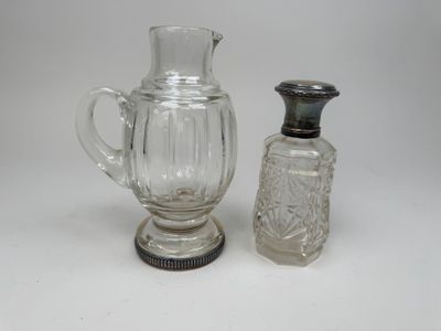 un pichet en verre et une salière en verre posés sur une table