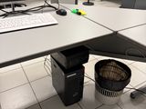 un bureau d'ordinateur sur lequel sont posés un clavier et une souris