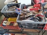 un tas d'outils divers et variés posés sur un chariot