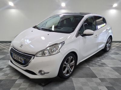 la petite voiture blanche est garée dans le garage sur un sol en damier