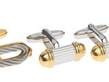 trois paires de boutons de manchette en or et en argent sur fond blanc