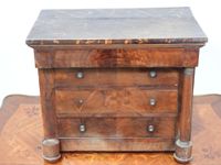 Commode de maîtrise en bois et placage d'acajou ouvrant par …