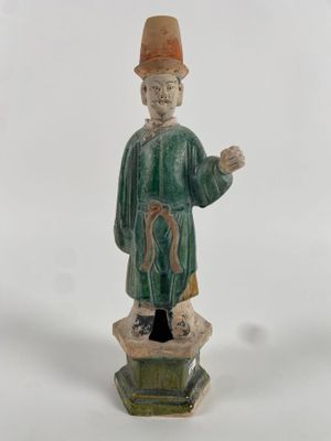 figurine chinoise représentant un homme coiffé d'un chapeau, posée sur un socle