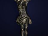 une statue de Jésus sur la croix, sur fond bleu