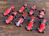 beaucoup de petites voitures posées sur une table en bois