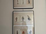 deux tableaux encadrés accrochés au mur d'une pièce