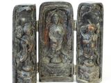 trois statues en métal représentant un homme et une femme dans une pièce
