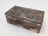 une boîte ancienne en argent ornée d'un motif de dragon sur le couvercle