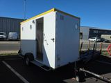 une photo de toilettes portables dans un parking