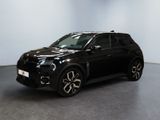 Le SUV noir est garé dans une pièce aux murs blancs.