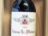 une bouteille de vin dans un coffret en bois sur une table