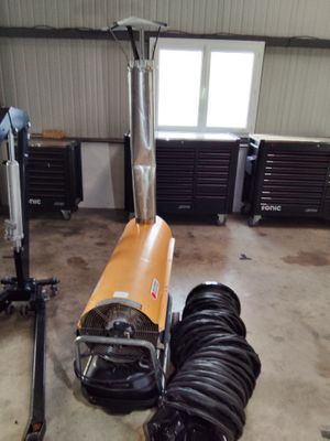une photo d'un garage avec une soufflerie et d'autres équipements