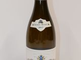 une bouteille de vin posée sur une table
