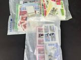 un sachet de timbres posé sur une table à côté d'un téléphone portable