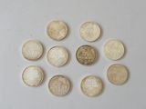 plusieurs pièces de monnaie sont disposées en cercle sur une surface blanche