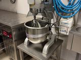 une photo d'une cuisine avec un mixeur et d'autres appareils