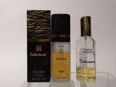 un flacon d'eau de Cologne et une boîte d'eau de Cologne posés sur une table