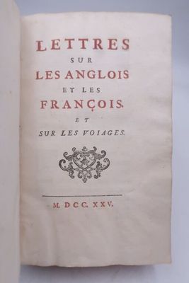 un vieux livre écrit posé sur une table