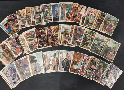 un lot de cartes posées sur une table