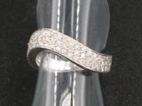 une photo d'une bague en argent sertie de diamants