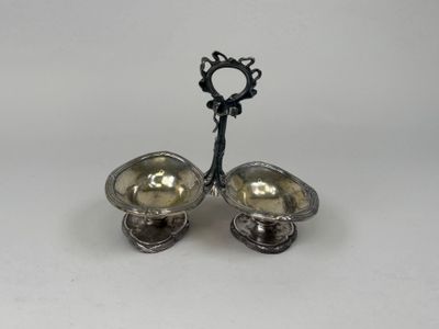 paire de bougeoirs anciens en métal argenté avec anses