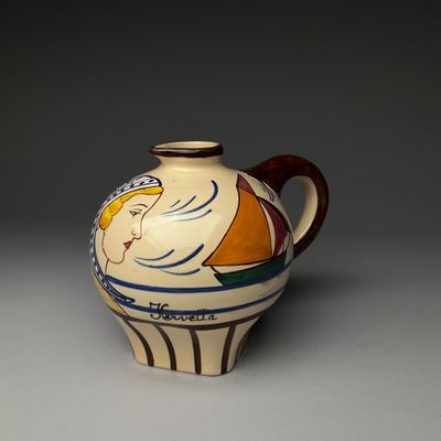 un petit vase décoré d'une peinture, posé sur une table
