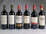 six bouteilles de vin rouge sont alignées