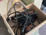 une boîte avec un tas de fils à l'intérieur