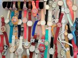 beaucoup de montres posées sur une table