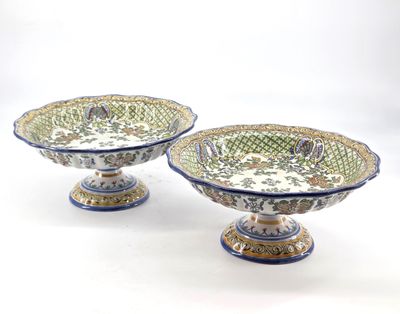 Antoine MONTAGNON, Nevers. Paire de coupes sur pied en faien…