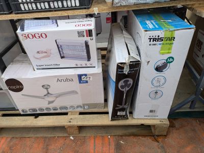 de nombreuses boîtes contenant des appareils électroniques, posées sur une palette dans un magasin