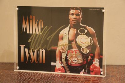 Carte de boxe dédicacée par Mike Tyson, signée par Mike Tyson