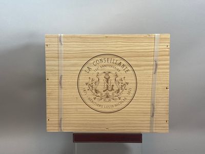 une image représentant une boîte en bois sur laquelle figure un sceau