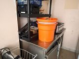 un seau orange posé sur le plan de travail de la cuisine