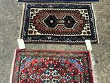 trois tapis orientaux étalés sur le sol