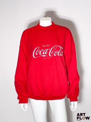 sweat-shirt rouge Coca-Cola sur un mannequin, un mannequin, un mannequin, un mannequin, un mannequin, un mannequin, un mannequin, un mannequin, un mannequin