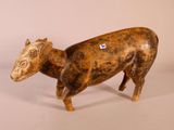 sculpture représentant une vache avec une étiquette autour du cou