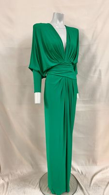 une robe verte sur un mannequin, un mannequin, un mannequin, un mannequin, un mannequin, un mannequin, un mannequin, un mannequin, un mannequin