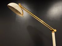 Lampadaire articulé en métal laqué blanc et métal doré. (photo 3)