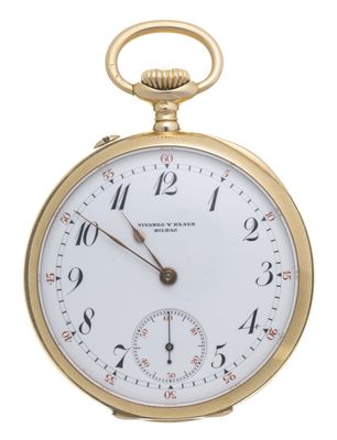 une image d'une montre de poche en gros plan sur fond blanc