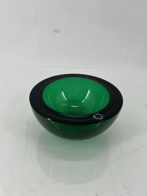 bol en verre vert et noir posé sur une surface blanche