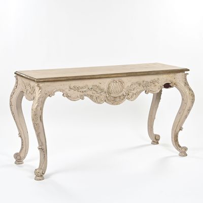 une image représentant une table blanche avec un plateau en bois sur fond blanc