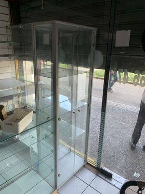 une vitrine en verre au milieu d'une pièce
