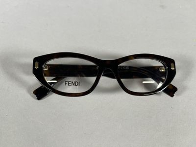gros plan d'une paire de lunettes sur une surface blanche